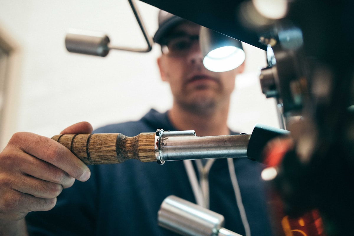 Personne au travail sur une pièce mécanique à l'atelier